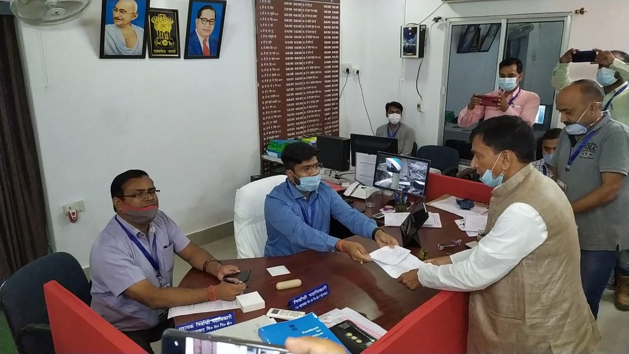 प्रचार करने पहुंचे बिहार के मंत्री को युवाओं ने घेरा