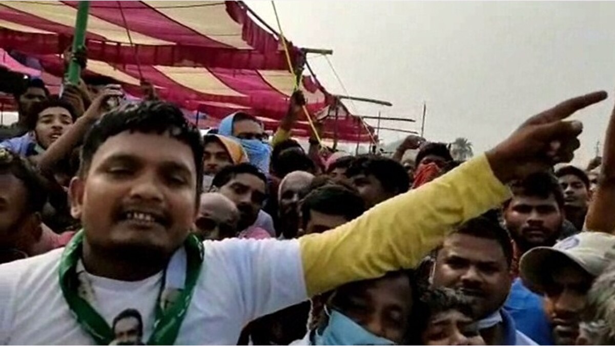 CM नीतीश कुमार की सभा में घुस आया मुर्गा. 