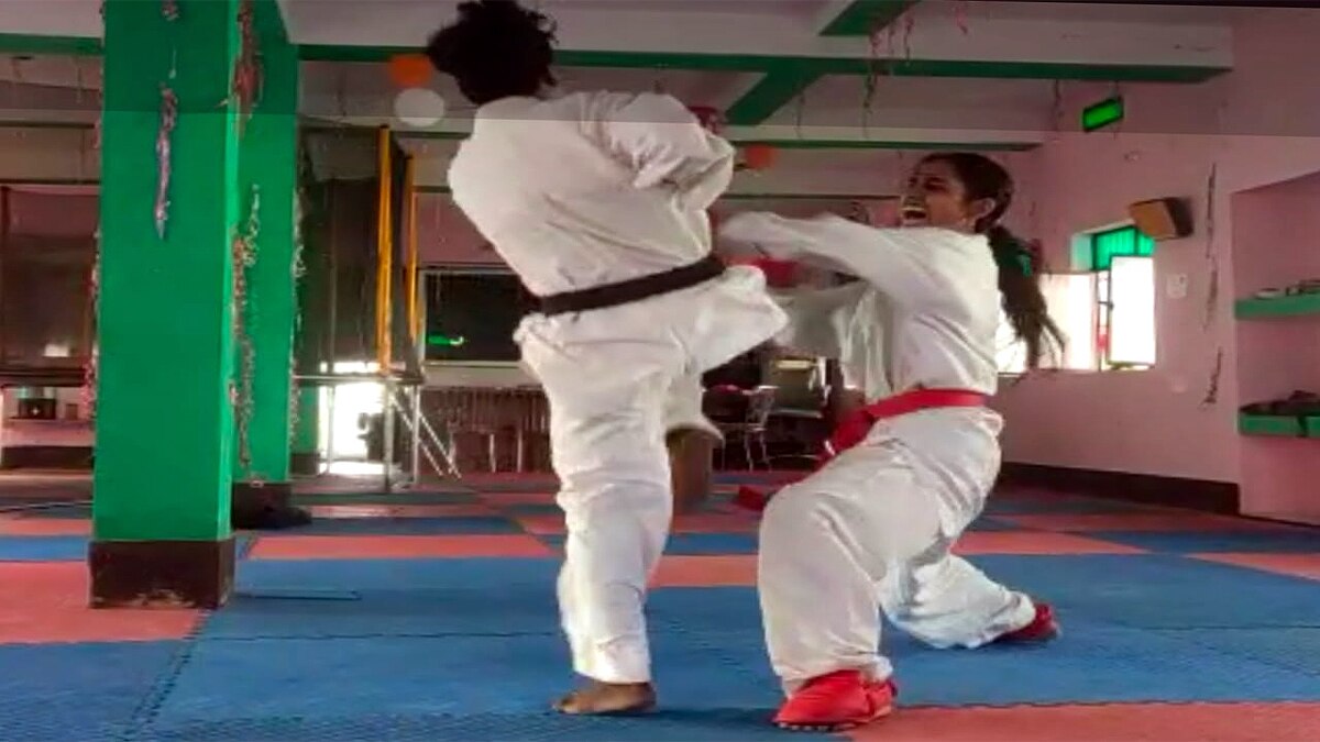 Pooja Inspired from Mary Kom gives training of Martial arts to girls