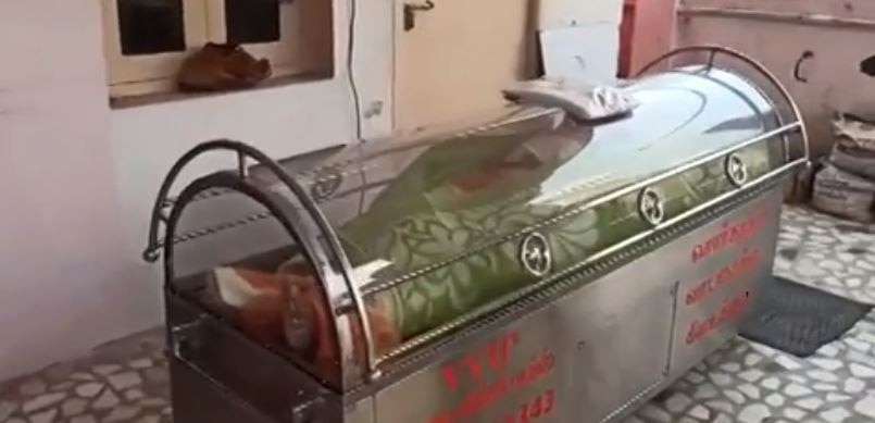 बुजुर्ग को परिजनों ने फ्रीजर बॉक्स में रखा