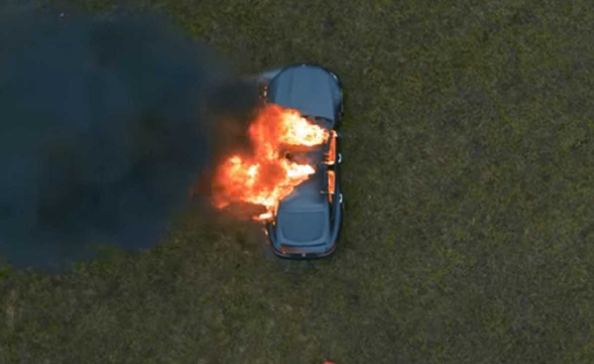 यूट्यूबर ने जला दी अपनी नई मर्सिडीज कार