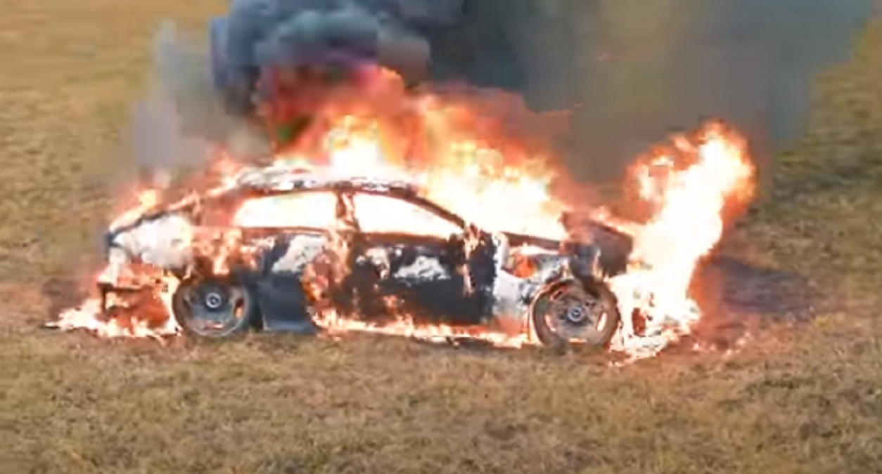 यूट्यूबर ने जला दी अपनी नई मर्सिडीज कार