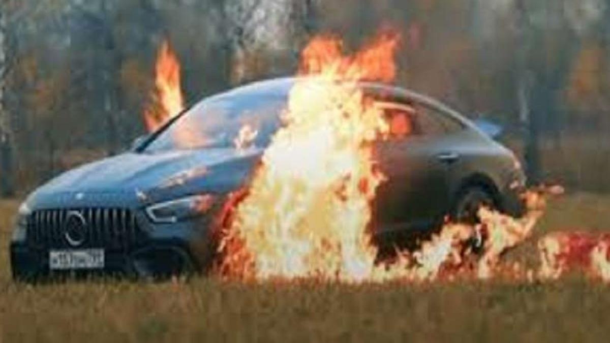 यूट्यूबर ने जला दी अपनी नई मर्सिडीज कार