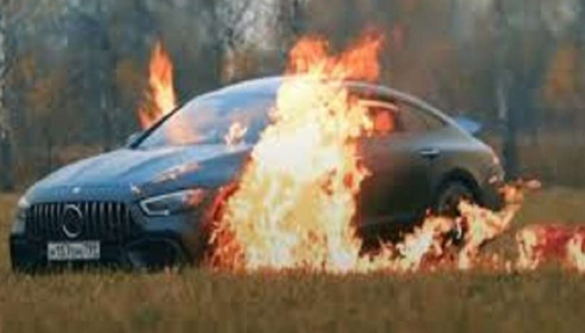 यूट्यूबर ने जला दी अपनी नई मर्सिडीज कार