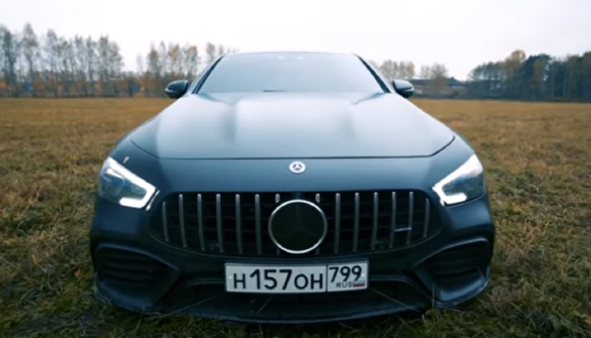 यूट्यूबर ने जला दी अपनी नई मर्सिडीज कार