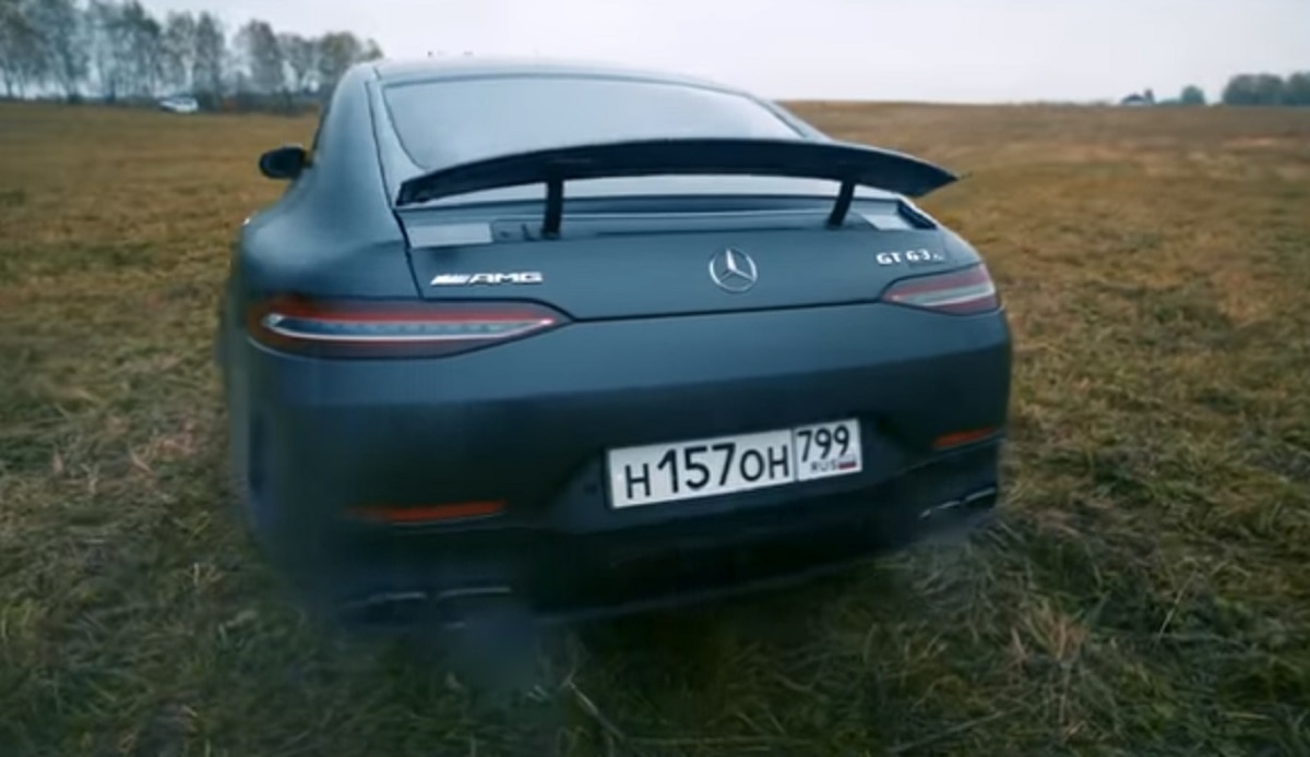 यूट्यूबर ने जला दी अपनी नई मर्सिडीज कार