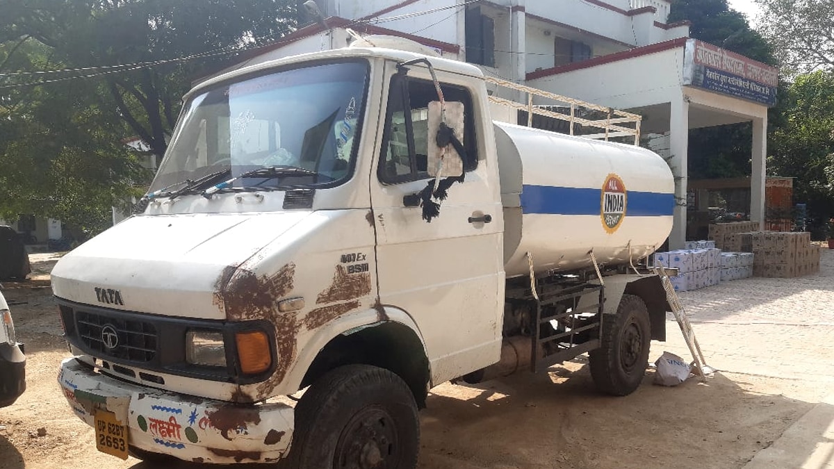 दूध के कंटेनर में जा रही थी शराब.