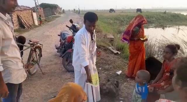 रोज 40 KM नंगे पांव साइकिल से कर रहे प्रचार.