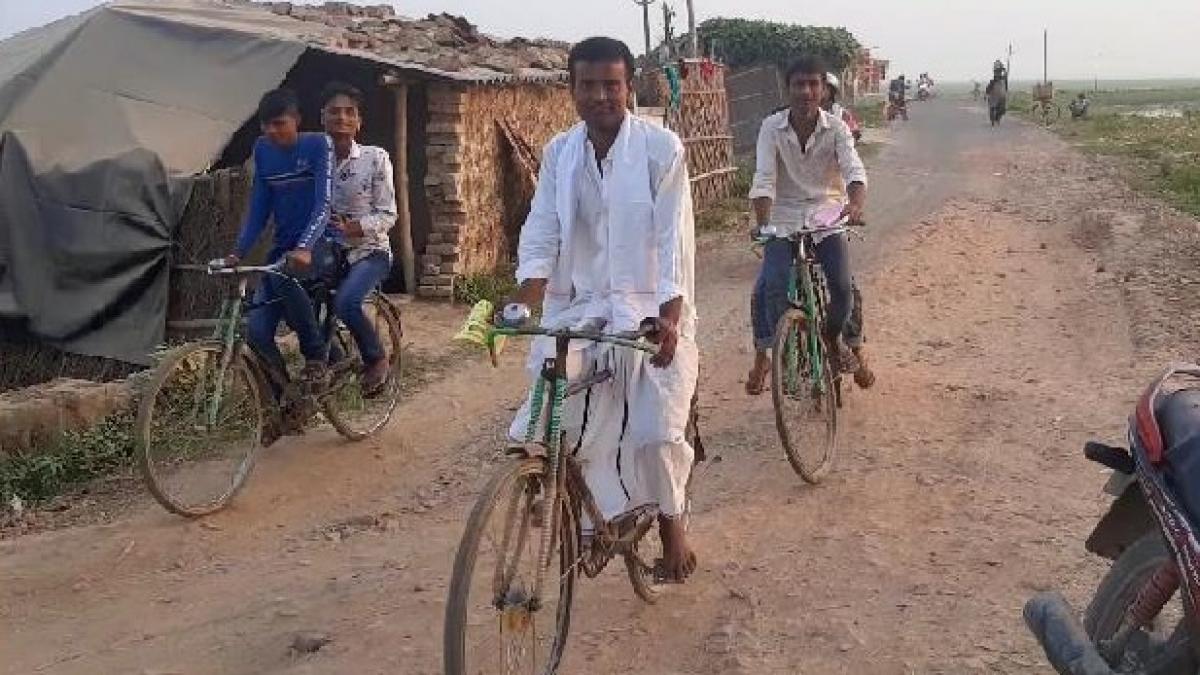 एक सहयोगी के साथ खुद लगाते हैं जिंदाबाद के नारे.