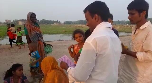  एक सहयोगी के साथ खुद लगाते हैं जिंदाबाद के नारे.