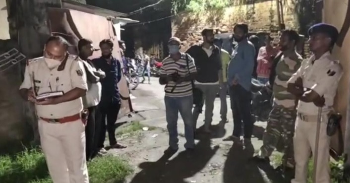 घर के बाहर टहल रहे शख्स को पेचकस से गोदकर मारा, लोगों में आक्रोश.