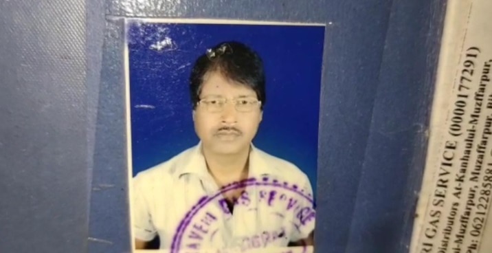 घर के बाहर टहल रहे शख्स को पेचकस से गोदकर मारा, लोगों में आक्रोश.