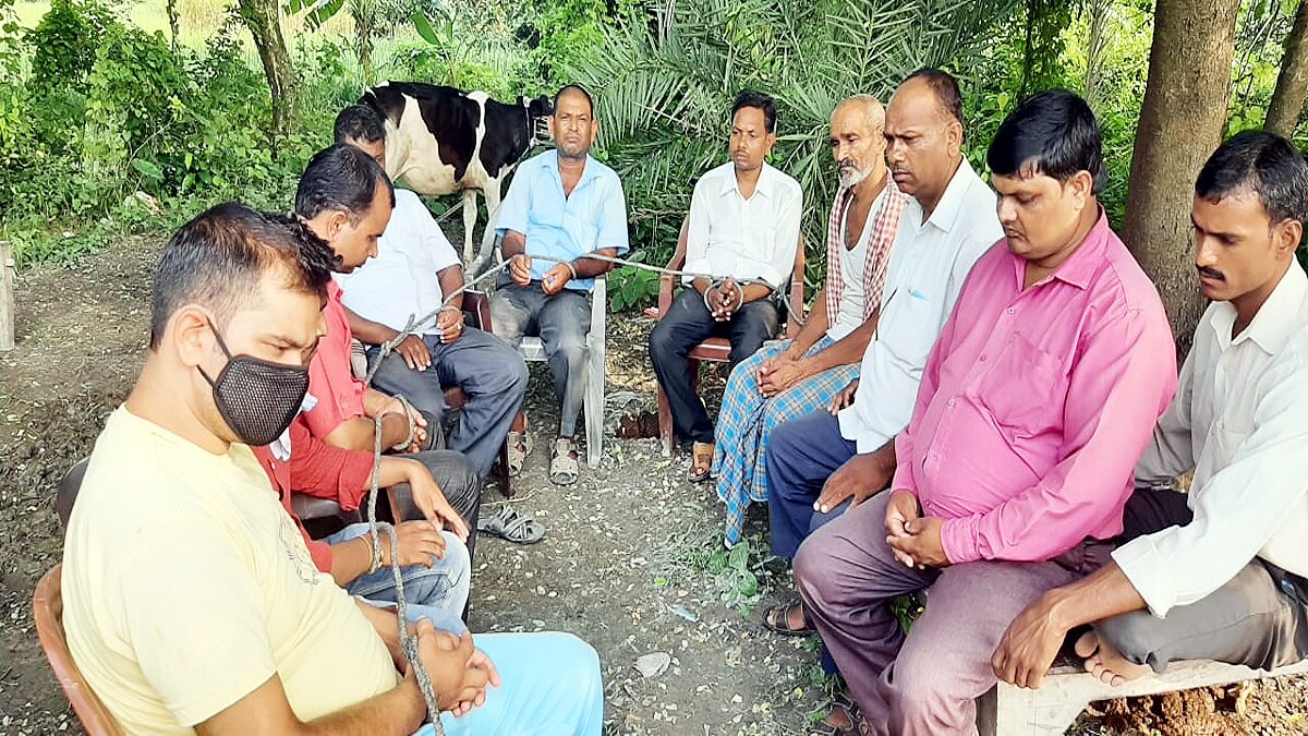 Villagers hostage animal husbandry department team