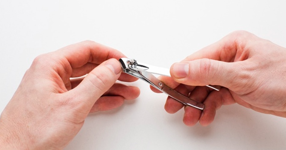 नाखून काट लें