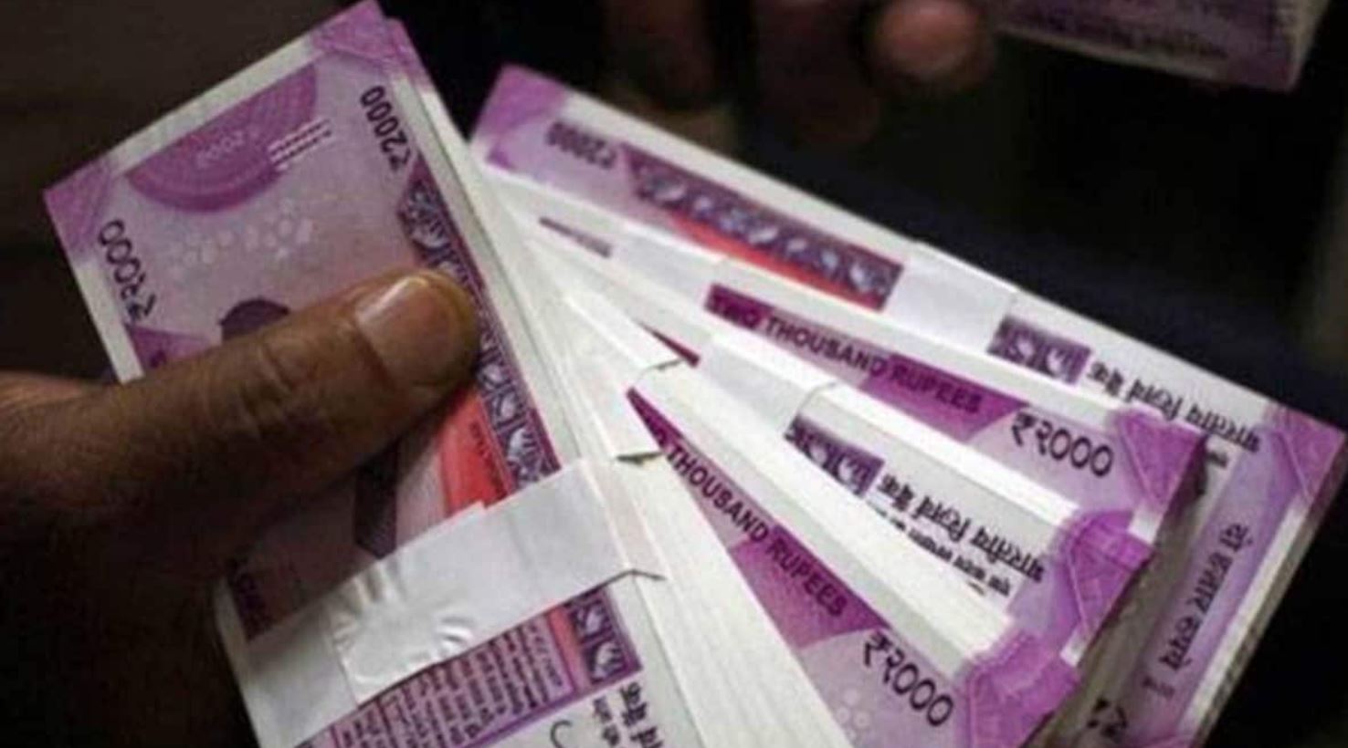 नकली नोट खपाने का आरोप