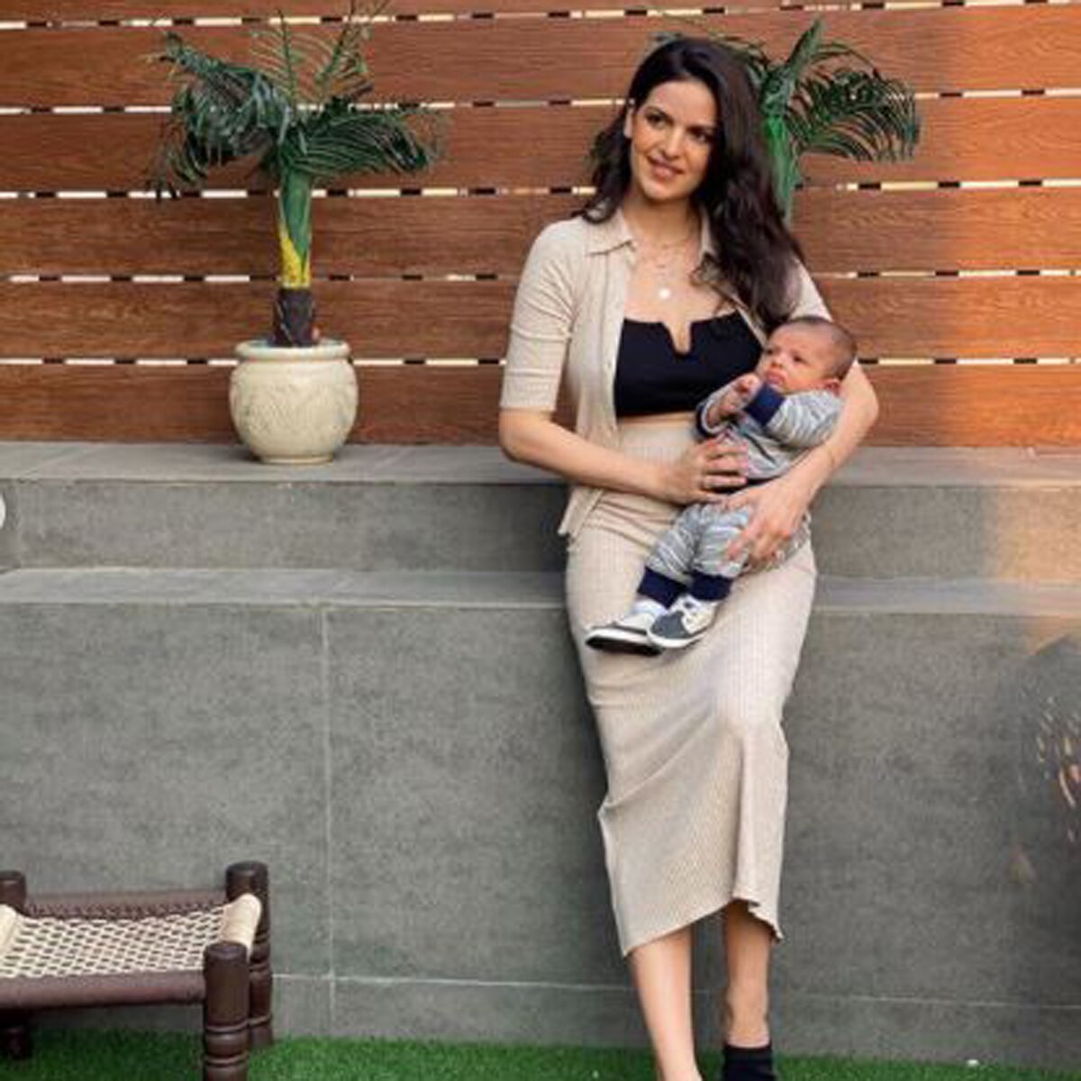 नताशा बेटे अगस्त्य के साथ