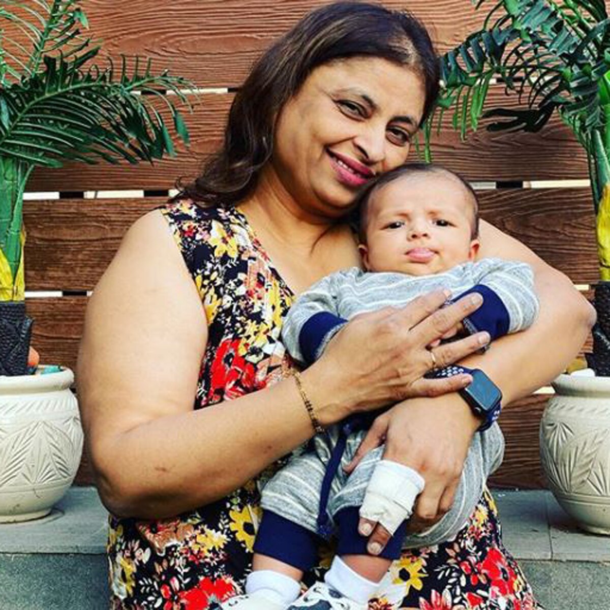 नल‍िनी पंड्या पोते अगस्त्य के साथ