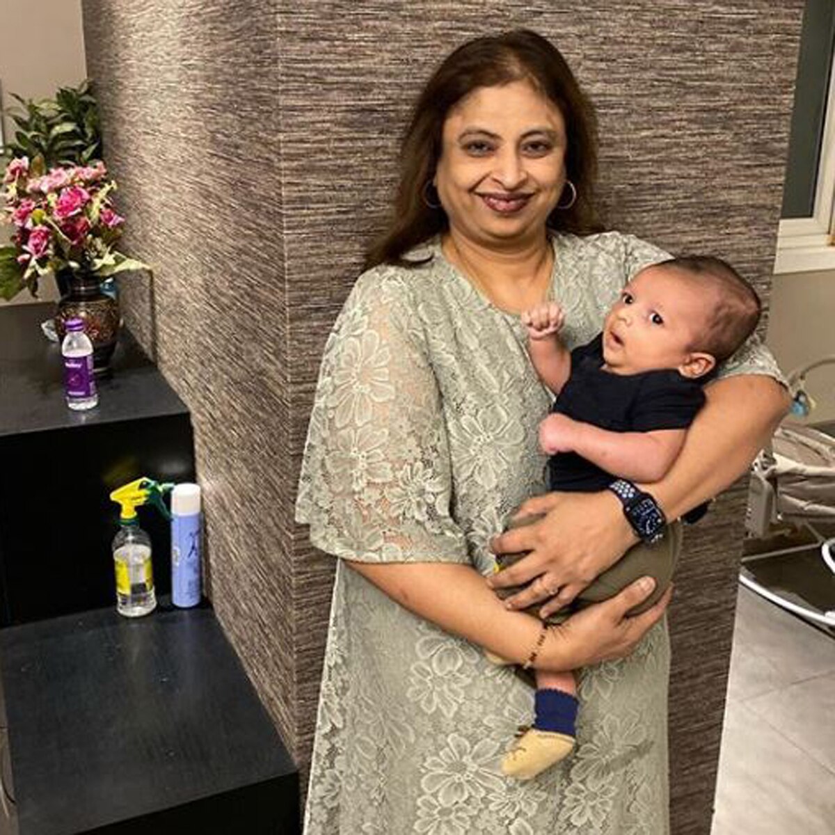 नल‍िनी पंड्या पोते अगस्त्य के साथ