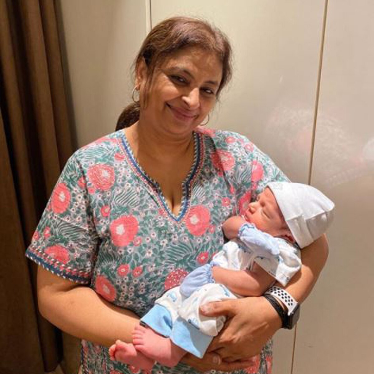 नल‍िनी पंड्या पोते अगस्त्य के साथ