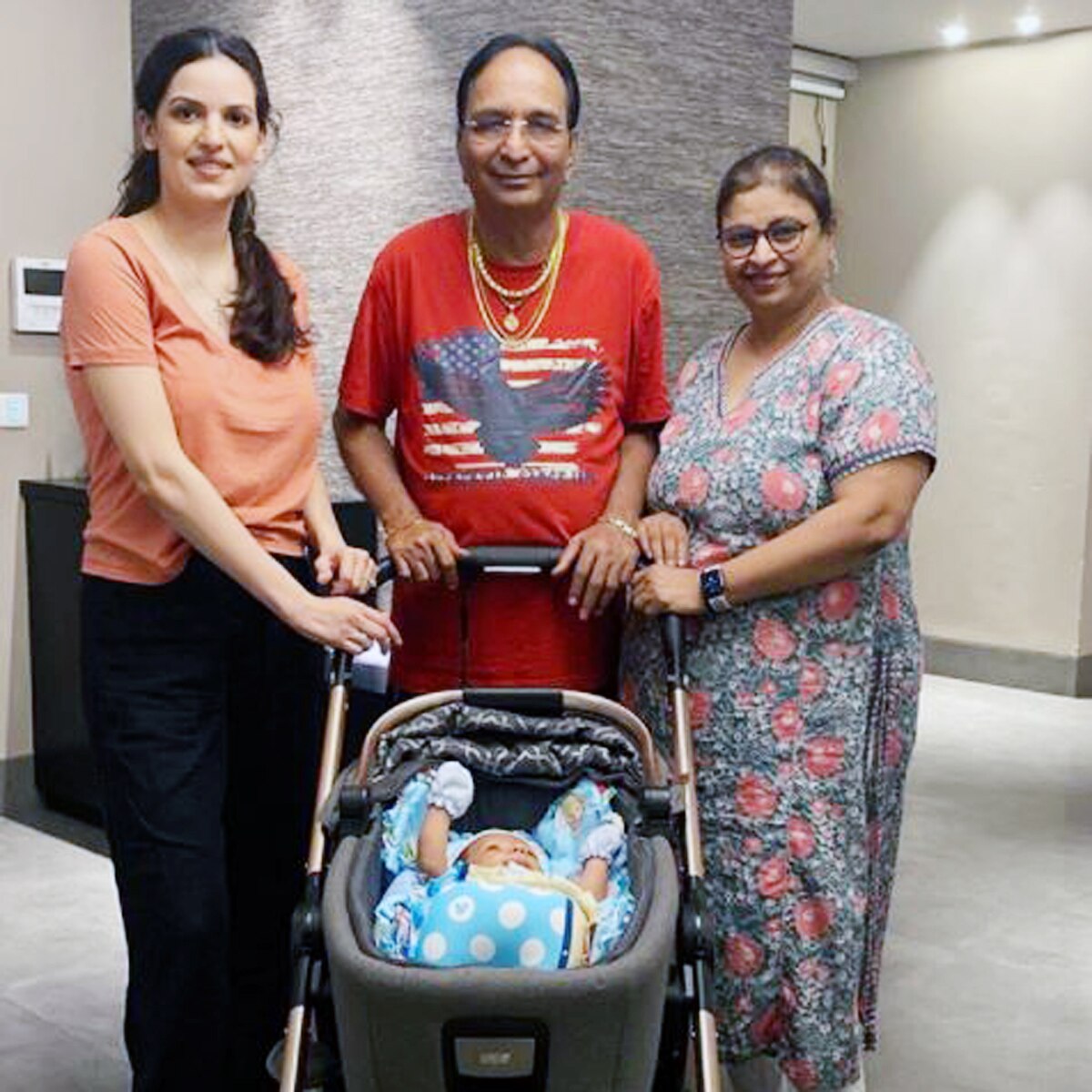 नताशा बेटे अगस्त्य और हार्द‍िक की माता-प‍िता के साथ