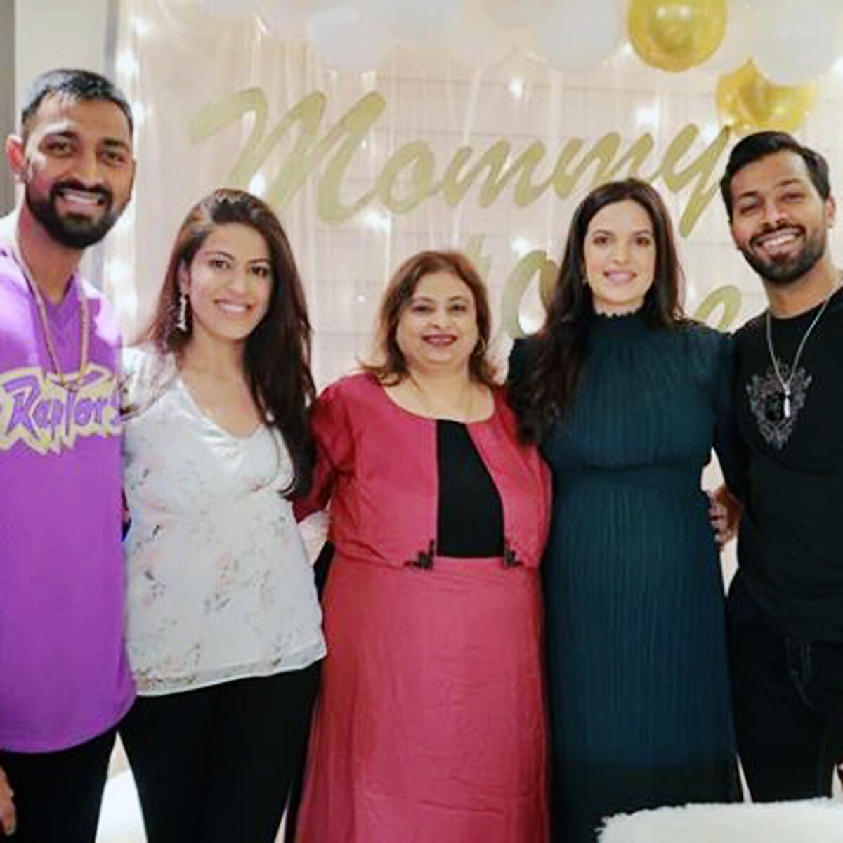 नताशा-हार्द‍िक फैमिली के साथ 