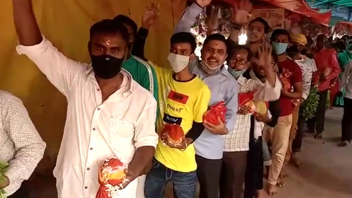 मां विंध्यवासनी मंदिर में भक्‍त.