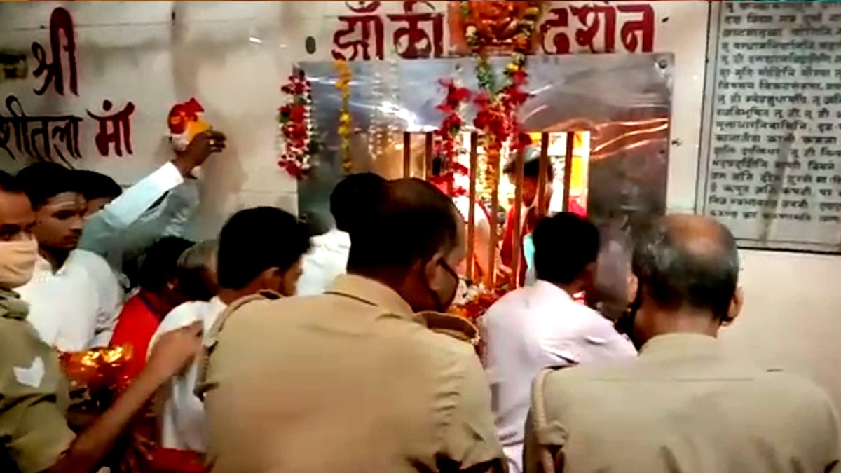 नवरात्र के पहले दिन मां विंध्यवासनी मंदिर का ऐसा दिखा माहौल.