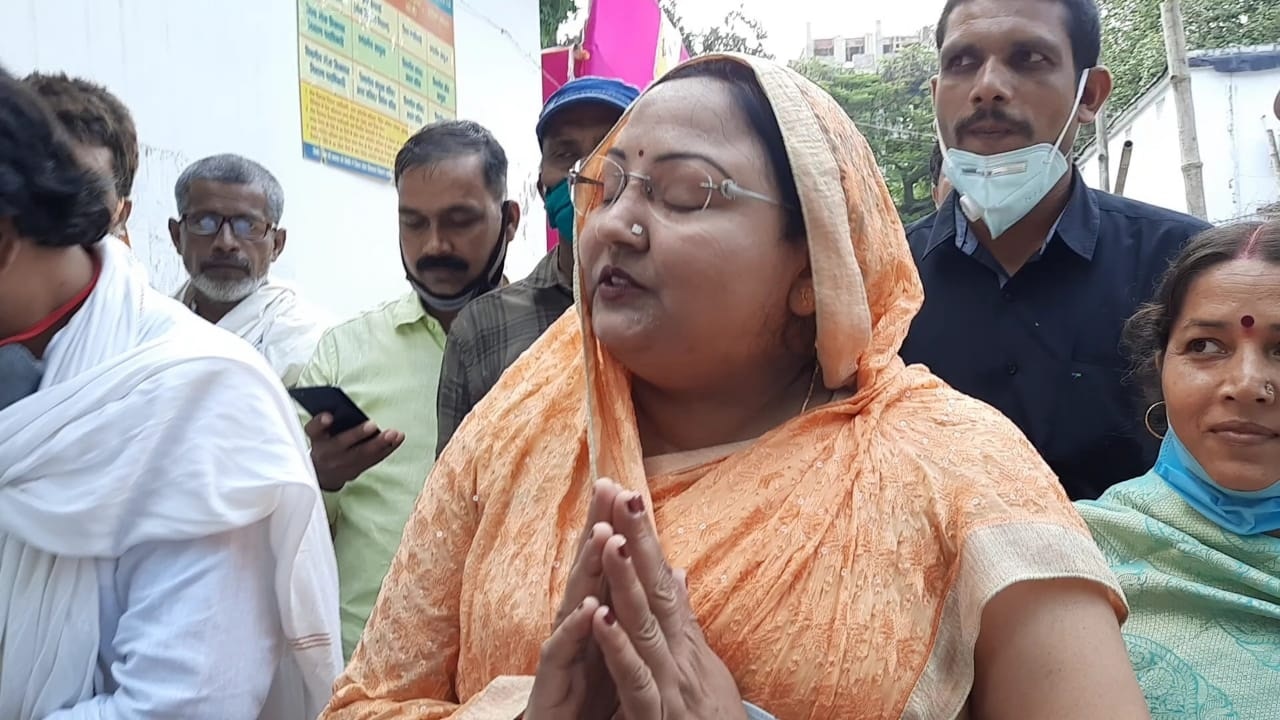 मोकामा से ही अनंत सिंह की पत्नी भी चुनावी मैदान में