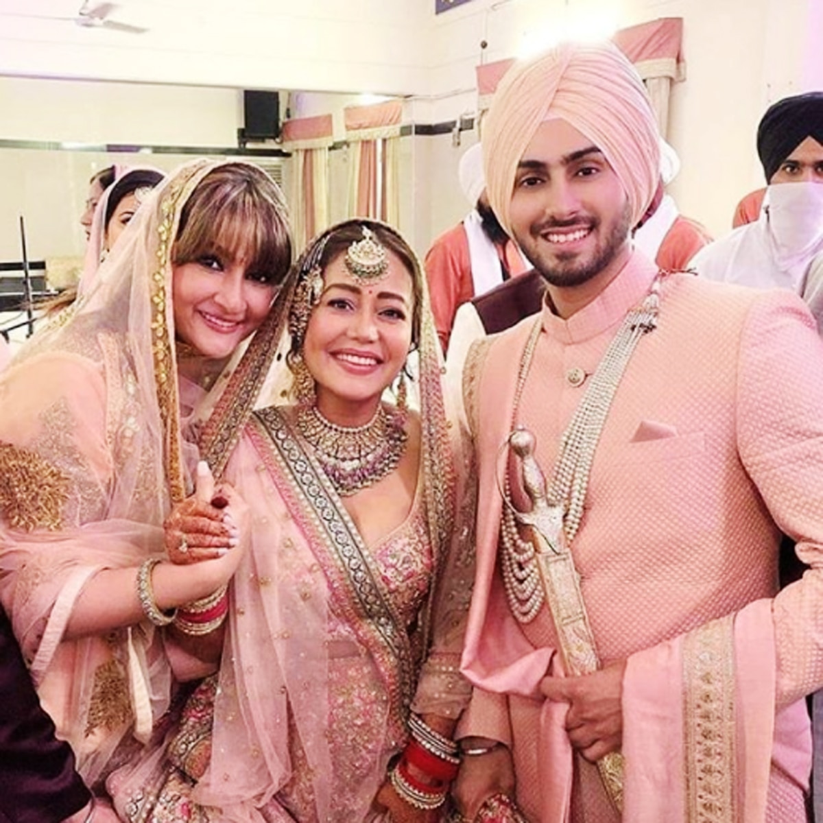 नेहा कक्कड़-रोहनप्रीत स‍िंह-उर्वशी ढोलक‍िया