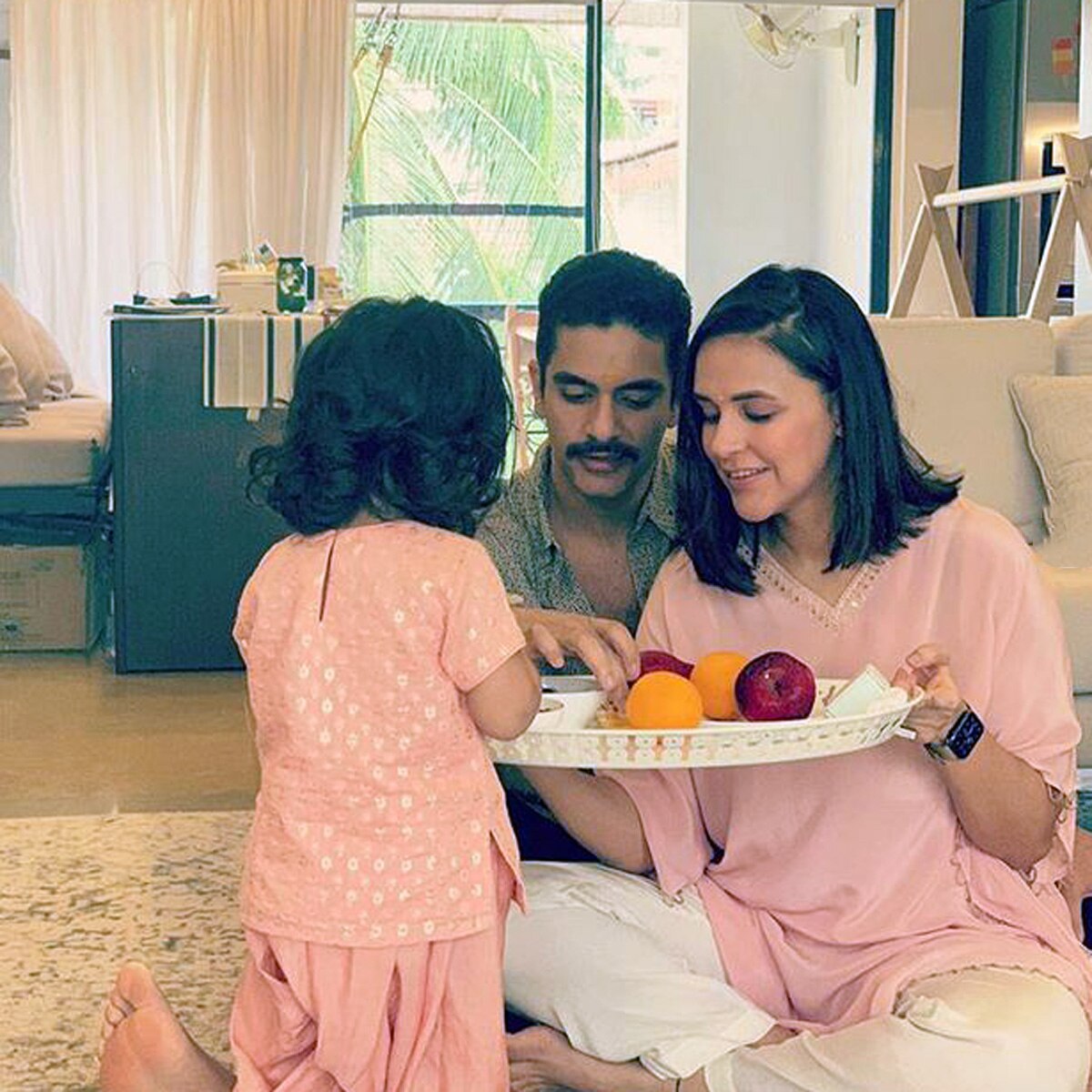 फैमिली संग नेहा 