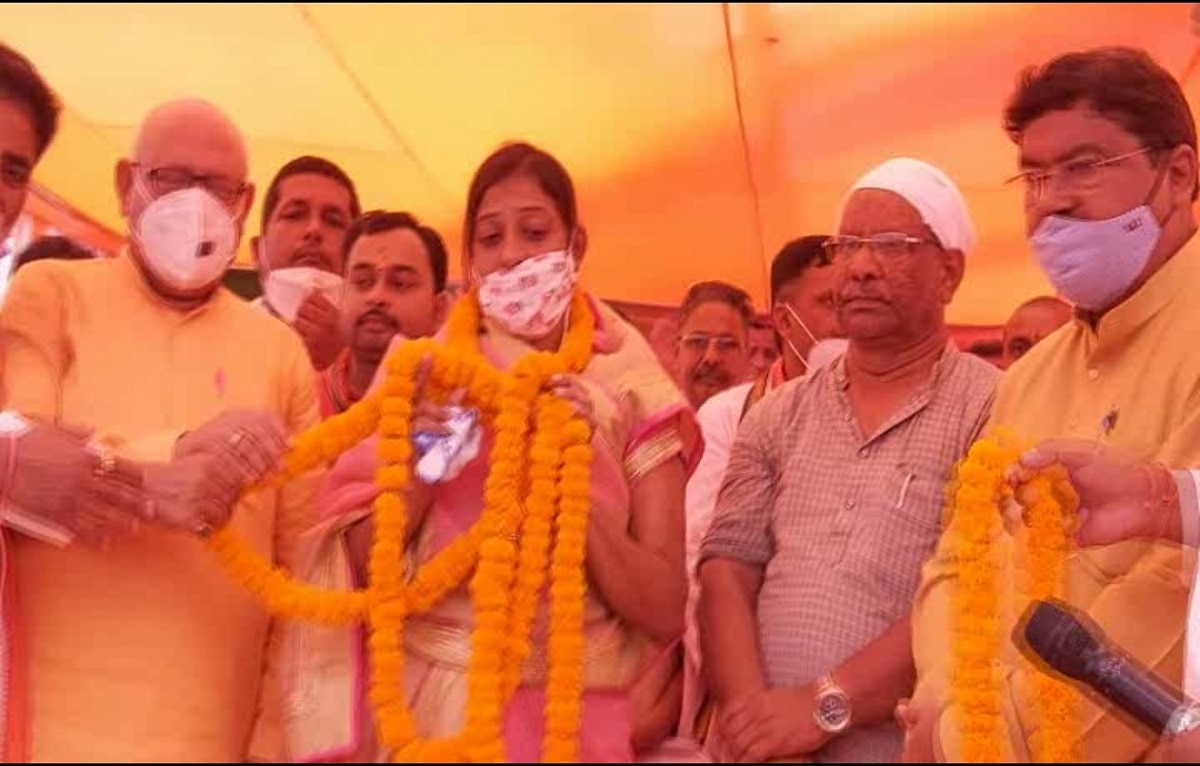 पति की मौत के 7 दिन बाद पत्नी ने संभाली कमान