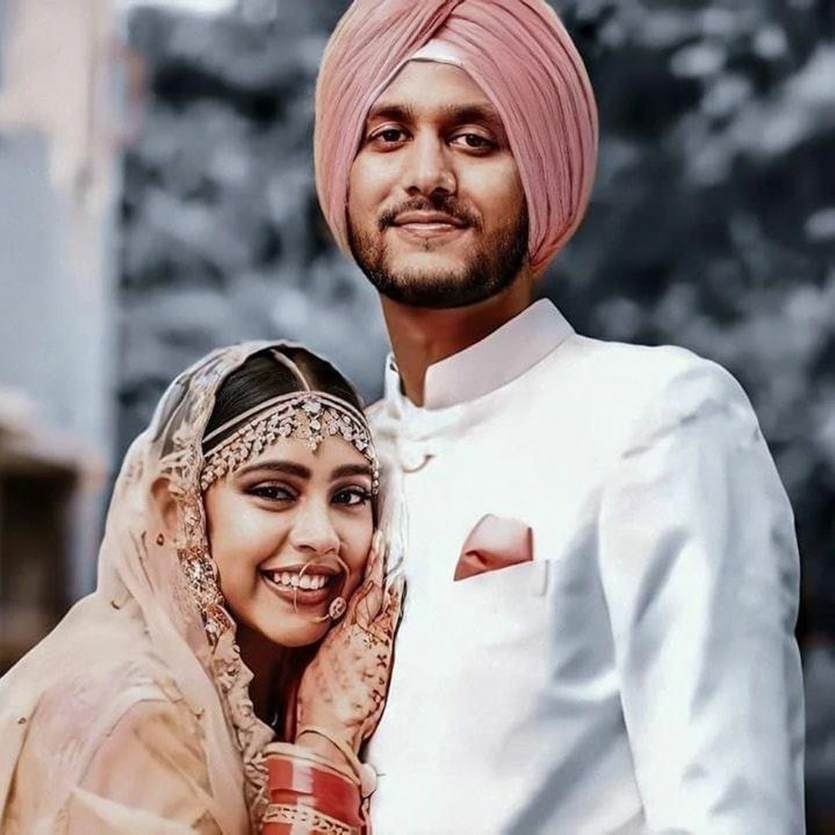 नीति टेलर अपने पति के साथ