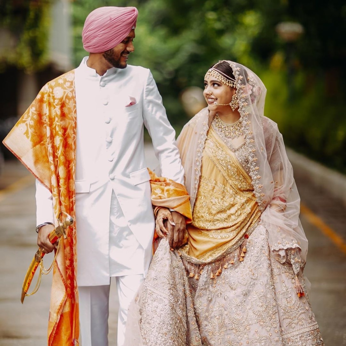 नीति टेलर अपने पति के साथ