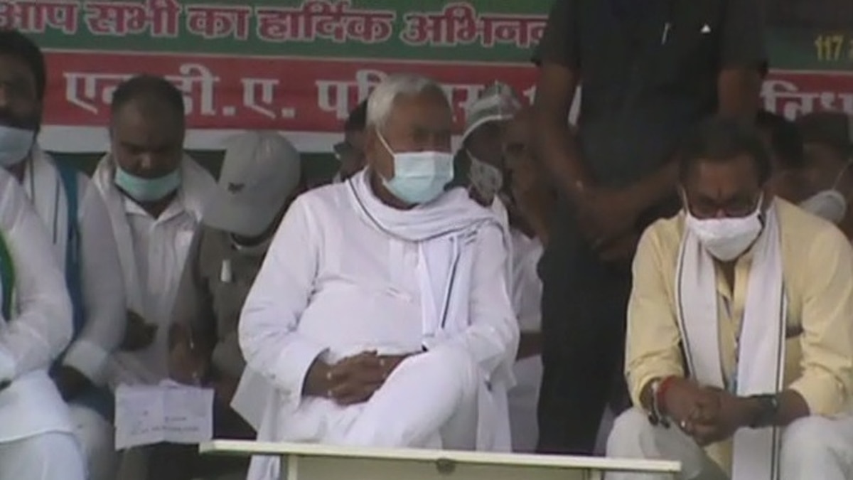 CM नीतीश कुमार की सभा में घुस आया मुर्गा. 