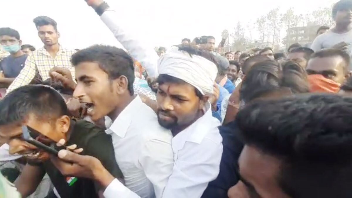 नीतीश कुमार की सभा में युवाओं ने लगाए नारे (फोटो आजतक)