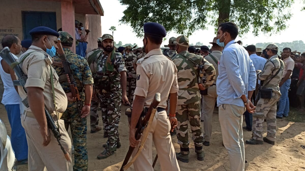 पुलिस अधिकारियों के साथ हुई धक्का-मुक्की.