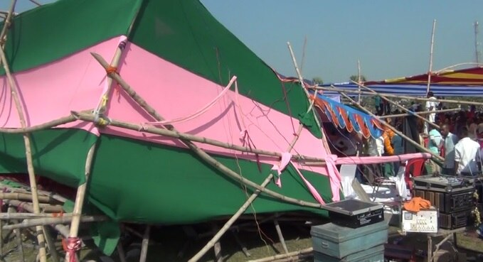 अत्यधिक भीड़ के कारण टूट गया मंच.