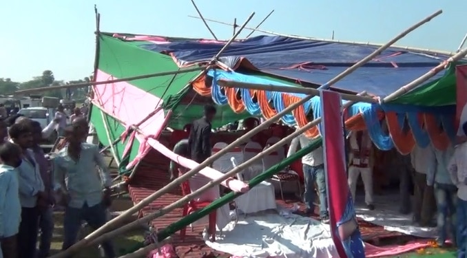 अत्यधिक भीड़ के कारण टूट गया मंच.