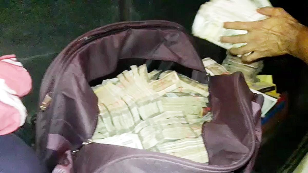 Police recovered 74 lakh cash from Patna