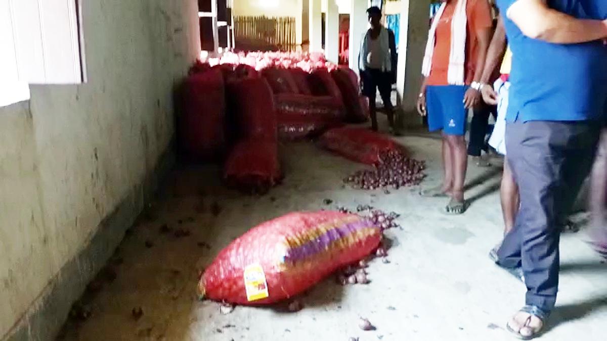 Thieves broke into an onion warehouse in Fatuha Patna