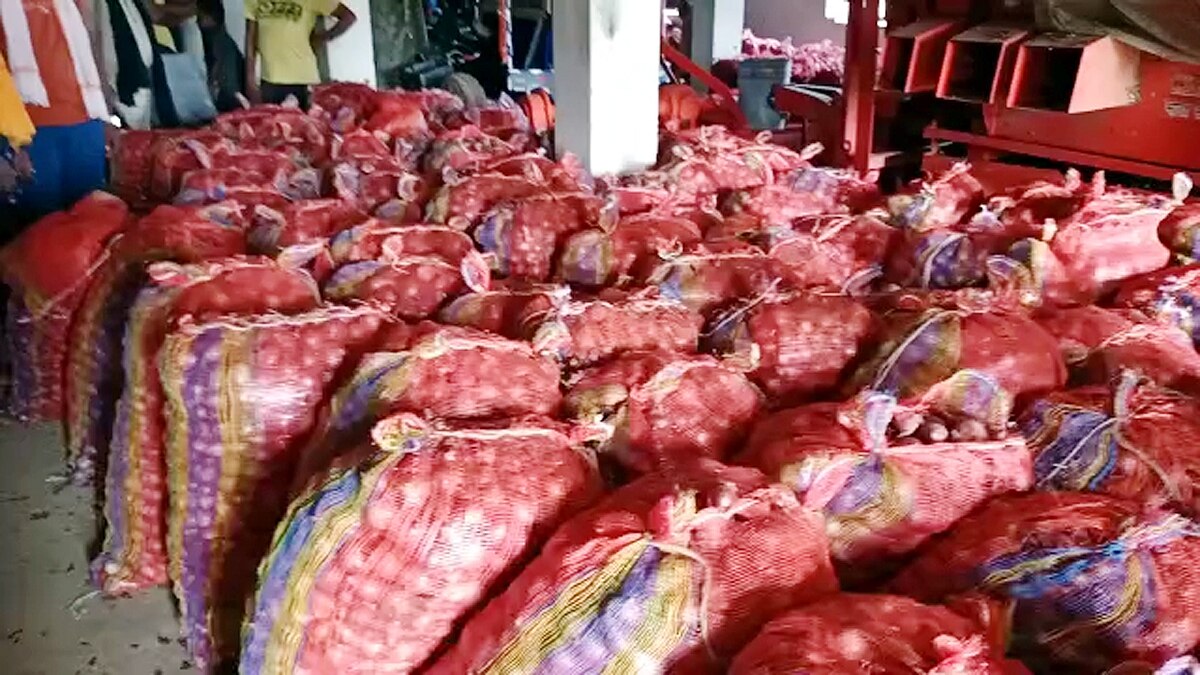 Thieves broke into an onion warehouse in Fatuha Patna