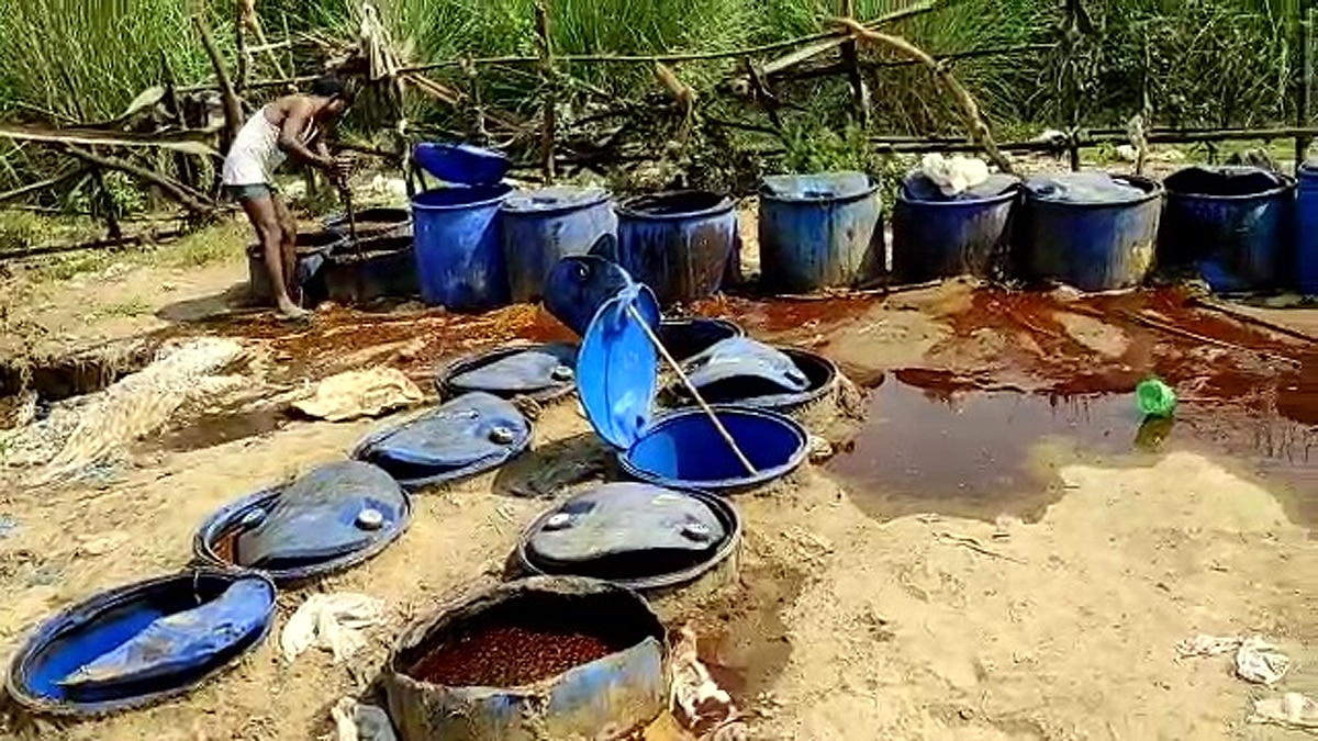 Police Raided illegal alcohol Factory in undergarments Bihar 