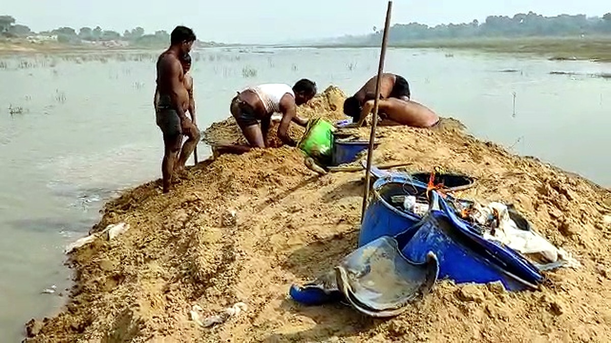 Police Raided illegal alcohol Factory in undergarments Bihar 