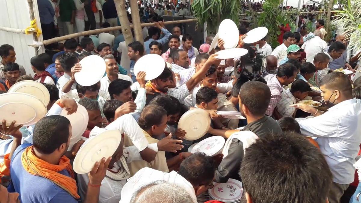 प्लेट और खाने को लेने के लिए धक्का-मुक्की करते रहे लोग.