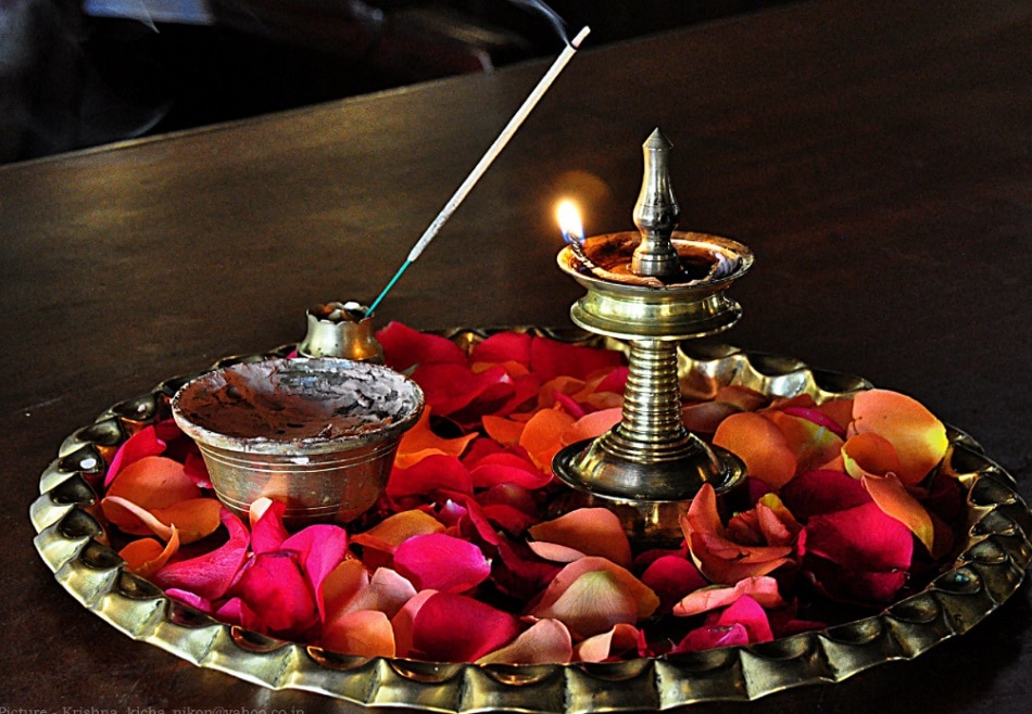 मुख्यद्वार के सामने मंदिर