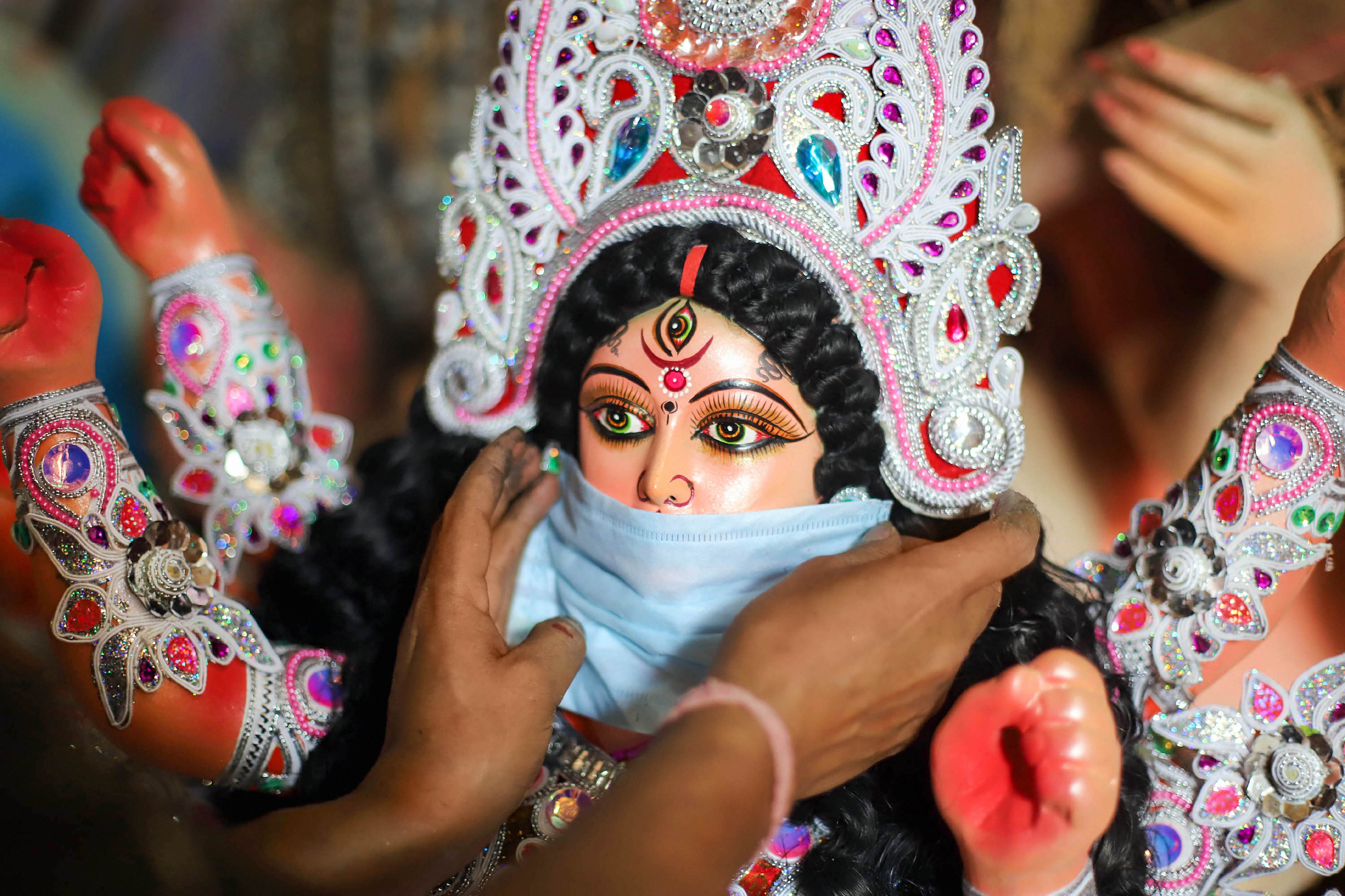 रंगमंच सामग्री का उपयोग कम से कम किया जाए