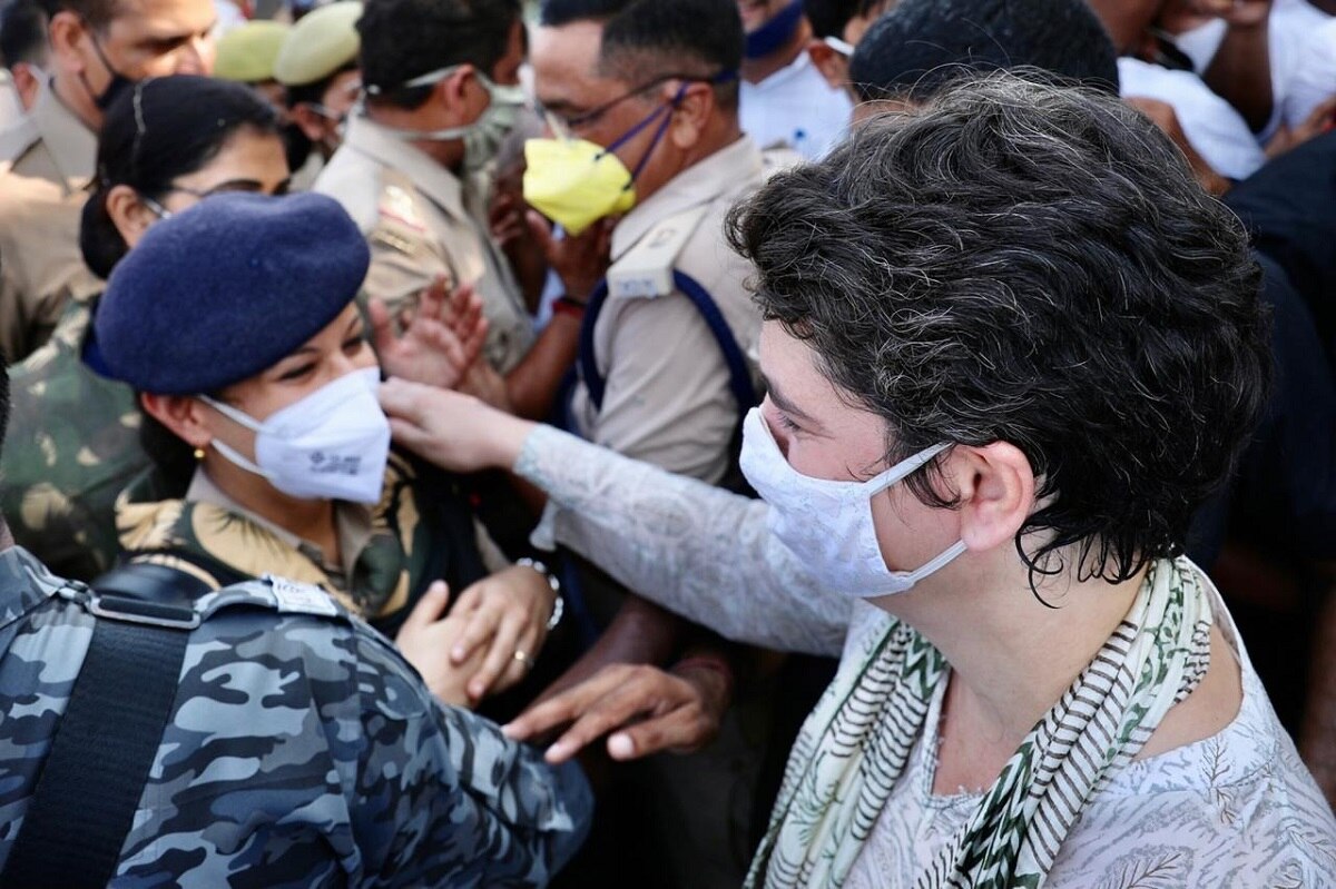 हाथरस में धक्कामुक्की में गिरे राहुल गांधी