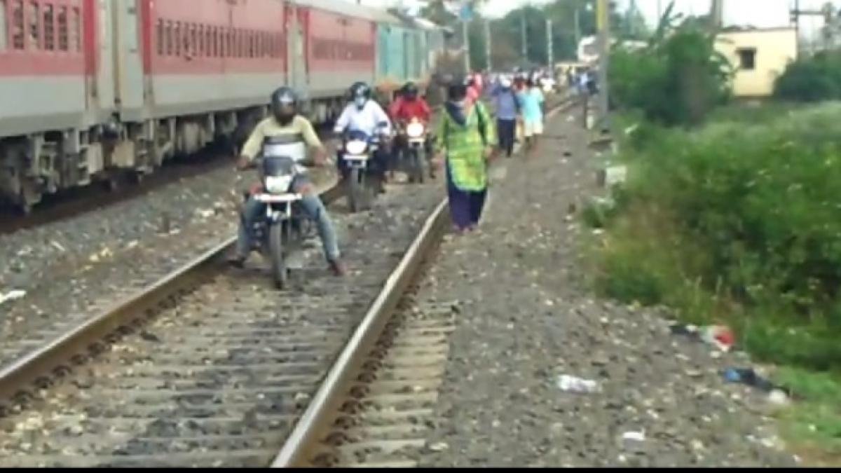 जानलेवा साबित हो सकती थी यह जल्दबाजी, दूसरी ट्रैक पर खड़ी थी हमसफ़र एक्सप्रेस.