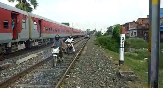 रेल की पटरियों के बीच दौड़ी बाइक, मौत को दावत दे रही ये लापरवाही.