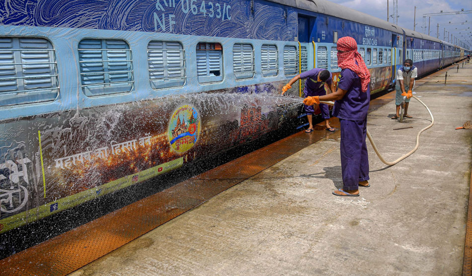  जांच से पहले ट्रेन में चढ़ने पर कार्रवाई 